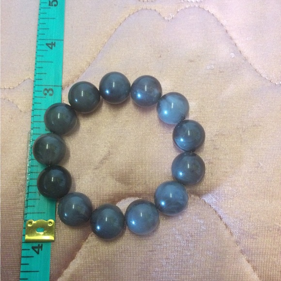 UV reactive grey lucite beaded stretch bracelet - Picture 7 of 7